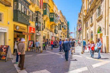 Valletta, Malta, 3 Mayıs 2017: Valletta tarihi merkezi, Malt dar bir sokakta görünümünü