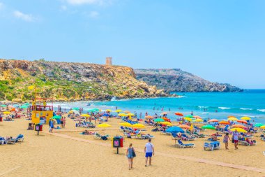 Ghajn Tuffieha, Malta, 8 Haziran 2017: İnsanlar güneşli bir gün, Malt Golden Bay kumsalda tadını çıkarıyor