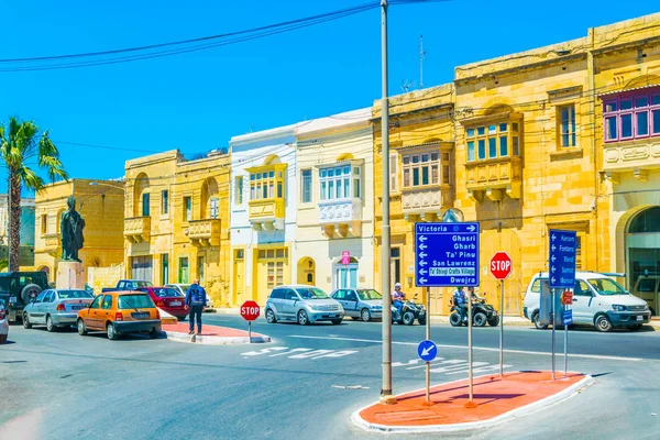 Victoria (Rabat), Malta, 1 Mayıs 2017: Victoria (Rabat), Gozo, Malt dar bir sokakta görünümünü