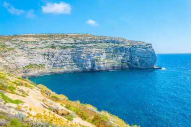 Engebeli sahil yakınındaki Dwejra görünümünü bağlantısı, Gozo, Malt