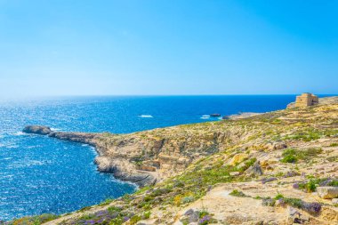 Engebeli sahil yakınındaki Dwejra görünümünü bağlantısı, Gozo, Malt
