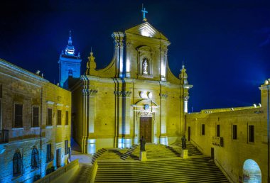 Varsayım Katedrali Victoria (Rabat), Gozo, Malt Il-Kastell Kalesi içinde gece görünümü