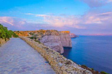 Gozo, Malt uçurumlarda Ta Cenc yanında uzanan sahil yolu