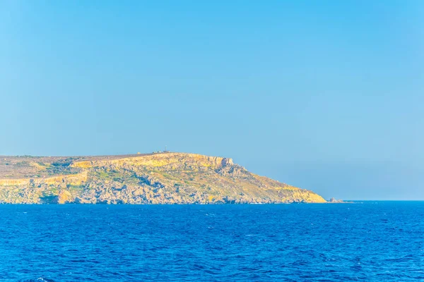 马尔特 Cirkewwa 附近崎岖的马耳他海岸景观 — 图库照片