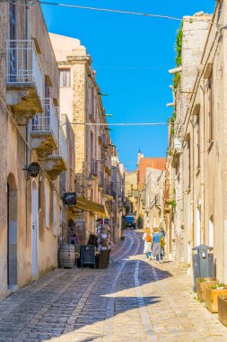 Erice, İtalya, 20 Nisan 2017: Sicilya, Ital Erice tarihi merkezi köyü dar bir sokakta görünümünü