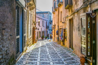 Erice, İtalya, 20 Nisan 2017: Sicilya, Ital Erice tarihi merkezi köyü dar bir sokakta görünümünü