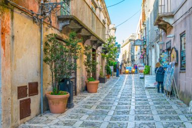 Erice, İtalya, 20 Nisan 2017: Sicilya, Ital Erice tarihi merkezi köyü dar bir sokakta görünümünü