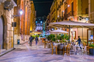 Trapani, İtalya, 20 Nisan 2017: Corso Vittorio Emanuele Trapani, Sicilya, Ital, gece görünümü