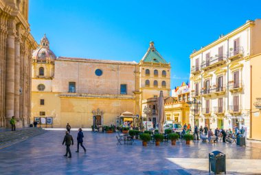 Marsala, İtalya, 21 Nisan 2017: Marsala, Sicilya, Ital Piazza Loggia görünümünü