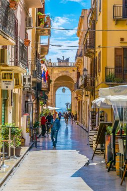 Marsala, İtalya, 21 Nisan 2017: İnsanlar Porta Garibaldi Sicilya City Marsala, Ital doğru yürüyor