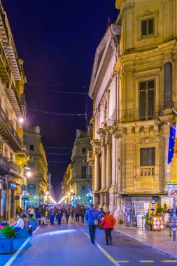 Palermo, İtalya, 22 Nisan 2017: Palermo, Sicilya, Ital dar bir sokakta, gece görünümü