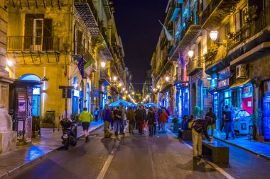 Palermo, İtalya, 22 Nisan 2017: Palermo, Sicilya, Ital dar bir sokakta, gece görünümü