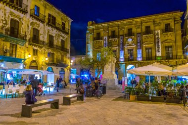 Palermo, İtalya, 22 Nisan 2017: Palermo, Sicilya, Ital Piazza Bologni meydanında gece görünümü
