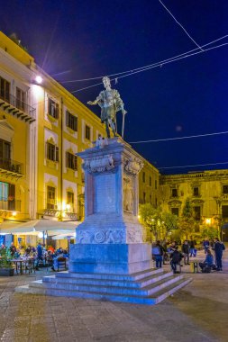 Palermo, İtalya, 22 Nisan 2017: Gece görünümü heykelinin Palermo, Sicilya, Ital Carlo V