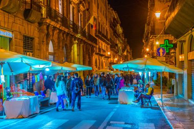 Palermo, İtalya, 22 Nisan 2017: Gece görünümü Palermo, Sicilya, Ital bir sokak pazarı