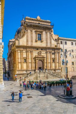 Palermo, İtalya, 22 Nisan 2017: İnsanlar kilise santa caterina, Palermo, Sicilya, Ital önünde duruyor