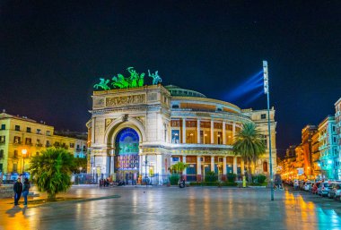 Palermo, İtalya, 22 Nisan 2017: Palermo, Sicilya, Ital Teatro Massimo gece görünümü