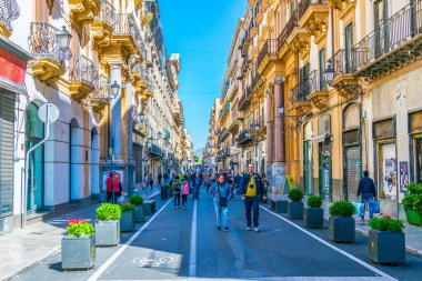 Palermo, İtalya, 23 Nisan 2017: Palermo, Sicilya, Ital dar bir sokakta görünümünü