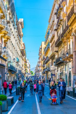 Palermo, İtalya, 23 Nisan 2017: Palermo, Sicilya, Ital dar bir sokakta görünümünü