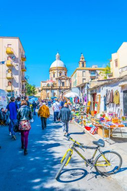 Palermo, İtalya, 23 Nisan 2017: İnsanlar aracılığıyla Mercato di Ballaro Palermo, Sicilya, Ital içinde gezinme