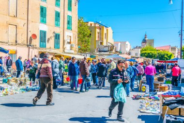 Palermo, İtalya, 23 Nisan 2017: İnsanlar aracılığıyla Mercato di Ballaro Palermo, Sicilya, Ital içinde gezinme