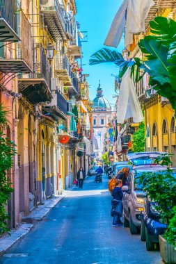 Palermo, İtalya, 23 Nisan 2017: Palermo, Sicilya, Ital dar bir sokakta görünümünü