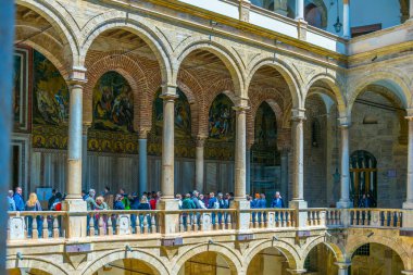 Palermo, İtalya, 23 Nisan 2017: Palazzo dei Normanni Palermo, Sicilya, Ital, avlusu
