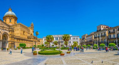 Palermo, İtalya, 23 Nisan 2017: İnsanlar Palermo, Sicilya, Ital katedral önünde geziniyor