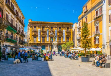 Palermo, İtalya, 23 Nisan 2017: Palermo, Sicilya, Ital Piazza Bologni meydanında görünümünü