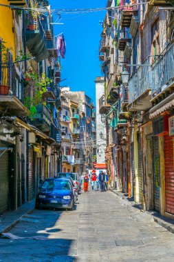 Palermo, İtalya, 23 Nisan 2017: Palermo, Sicilya, Ital dar bir sokakta görünümünü