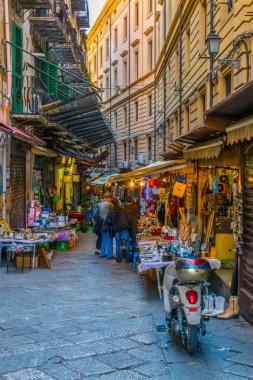 Palermo, İtalya, 23 Nisan 2017: Palermo, Sicilya, Ital dar bir sokakta görünümünü