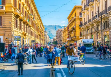 Palermo, İtalya, 23 Nisan 2017: Görünümünü bir via Palermo, Sicilya, Ital Roma
