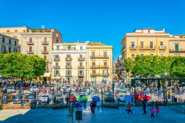 Palermo, İtalya, 23 Nisan 2017: Palermo, Sicilya, Ital teatro massimo önünde merdivenlerde insanlar oturuyor