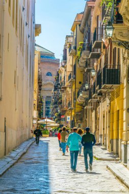 Palermo, İtalya, 23 Nisan 2017: Palermo, Sicilya, Ital dar bir sokakta görünümünü