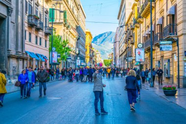 Palermo, İtalya, 23 Nisan 2017: Görünümünü bir via Palermo, Sicilya, Ital Roma