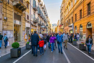 Palermo, İtalya, 23 Nisan 2017: Görünümünü bir via Palermo, Sicilya, Ital Roma