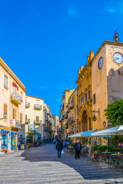Cefalu, İtalya, 24 Nisan 2017: Cefalu, Sicilya, Ital dar bir sokakta görünümünü
