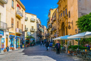 Cefalu, İtalya, 24 Nisan 2017: Cefalu, Sicilya, Ital dar bir sokakta görünümünü