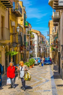 Cefalu, İtalya, 24 Nisan 2017: Cefalu, Sicilya, Ital dar bir sokakta görünümünü