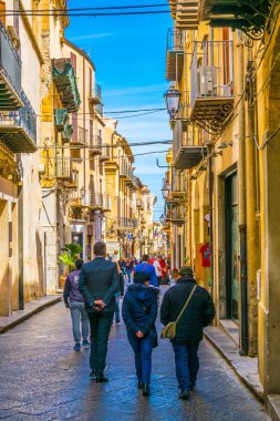 Cefalu, İtalya, 24 Nisan 2017: Cefalu, Sicilya, Ital dar bir sokakta görünümünü