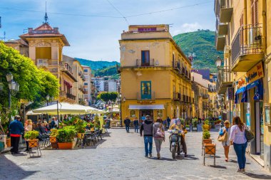 Cefalu, İtalya, 24 Nisan 2017: Cefalu, Sicilya, Ital dar bir sokakta görünümünü