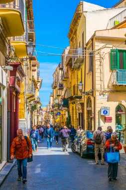 Cefalu, İtalya, 24 Nisan 2017: Cefalu, Sicilya, Ital dar bir sokakta görünümünü