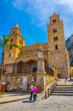 Cefalu, İtalya, 24 Nisan 2017: Cefalu Katedrali, Sicilya, Ital görünümünü