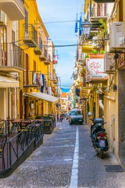 Cefalu, İtalya, 24 Nisan 2017: Cefalu, Sicilya, Ital dar bir sokakta görünümünü