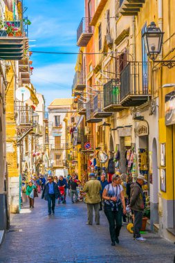 Cefalu, İtalya, 24 Nisan 2017: Cefalu, Sicilya, Ital dar bir sokakta görünümünü