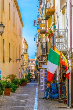 Cefalu, İtalya, 24 Nisan 2017: Cefalu, Sicilya, Ital dar bir sokakta görünümünü