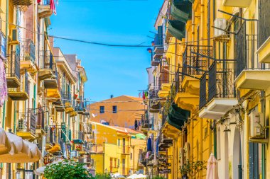 Cefalu, İtalya, 24 Nisan 2017: Cefalu, Sicilya, Ital dar bir sokakta görünümünü