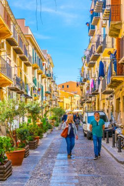 Cefalu, İtalya, 24 Nisan 2017: Cefalu, Sicilya, Ital dar bir sokakta görünümünü