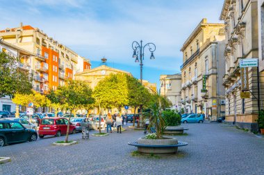 Enna, İtalya, 24 Nisan 2017: Enna, Sicilya, Ital küçük bir meydanda görünümünü