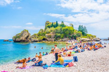 Taormina, İtalya, 24 Nisan 2017: İnsanlar yaz Isola Bella Taormina, Sicilya, Ital içinde yakınındaki bir plajda tadını çıkarıyor